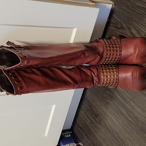 Size 6 boots in good used condition.